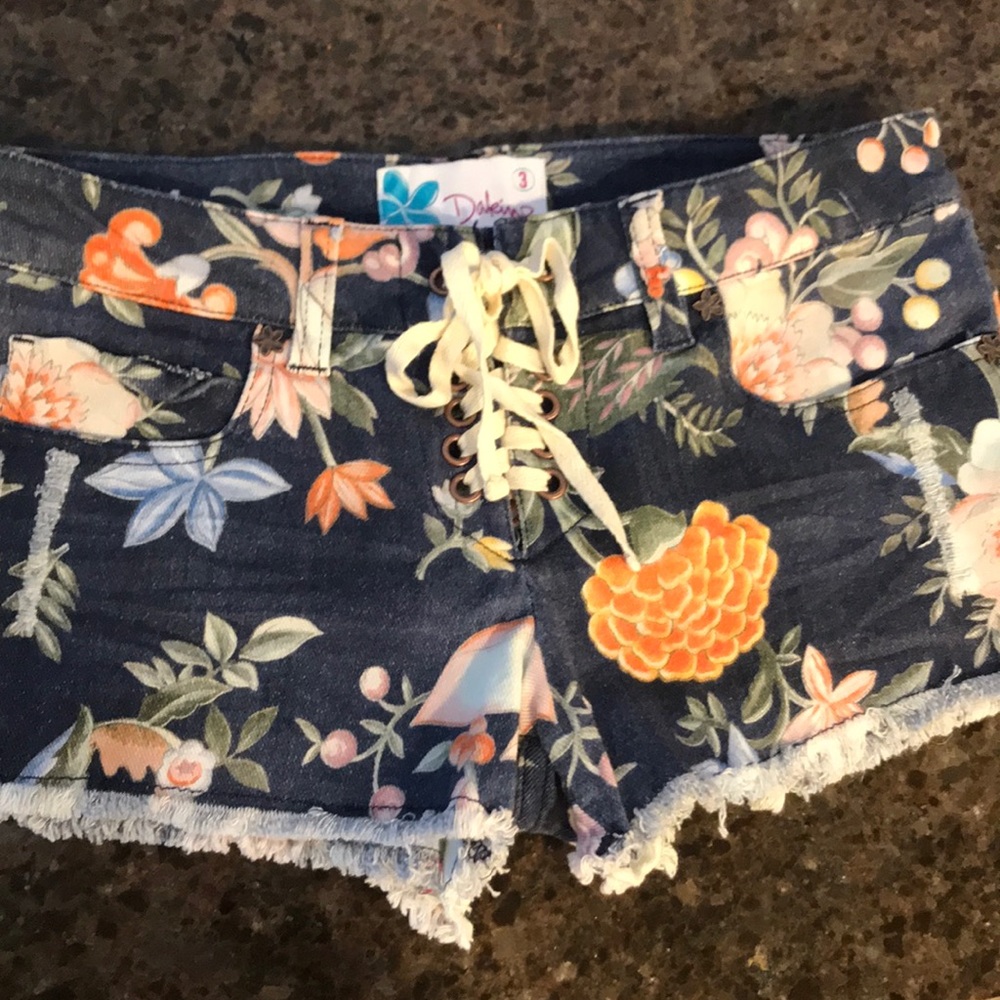 Dakine front lace shorts